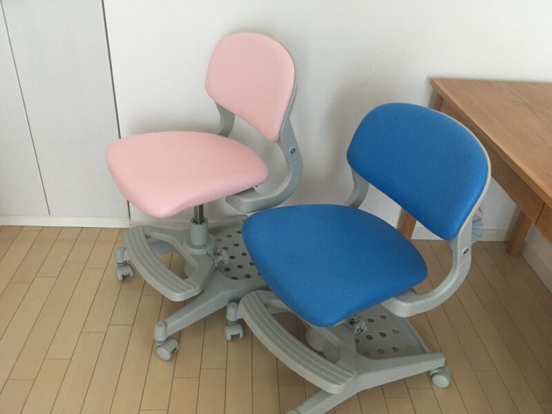 オススメの学習椅子、コイズミのハイブリッドチェア(ピンクとブルー)