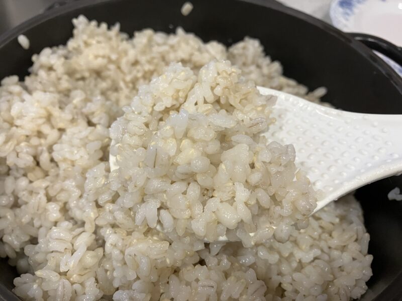 5分づきの米（玄米と白米の中間。胚芽部分とヌカ層を少し残している）と一緒にもち麦を炊いたところ